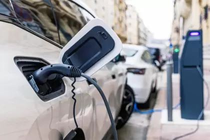 Freno y punto muerto: las marcas advierten que el auto eléctrico hoy no es factible
