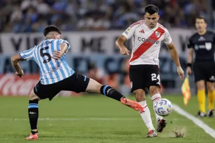 Marcos Acuña, ex Racing, marcado por Juan Nardoni en el último partido entre ambos equipos.