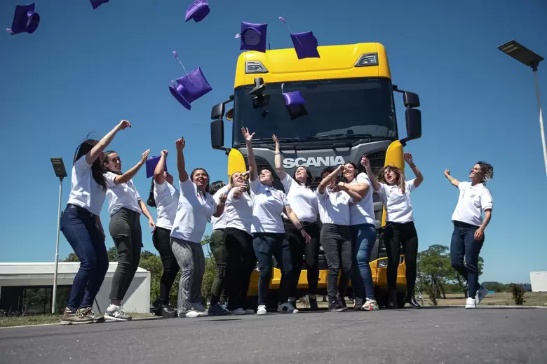 El programa "Conductoras", de Scania, ya cuenta con 72 mujeres egresadas de distintos puntos del país.