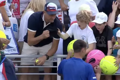 El empresario le robó la gorra del tenista polaco Kamil Majchrzak a un niño