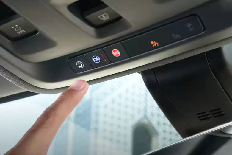 Basta con presionar el botón azul de OnStar para solicitar el servicio de "Acompañamiento Seguro".