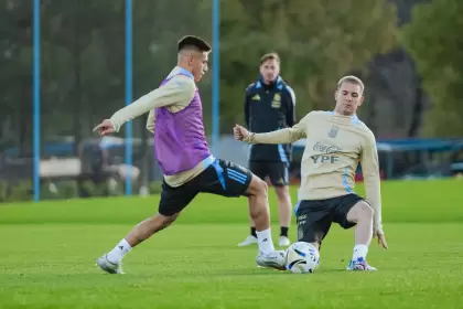 Claudio Echeverri y Franco Mastantuono en el entrenamiento de la Selección Argentina.