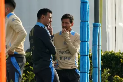 Messi hablando con Scaloni en la previa de su último partido oficial en la Argentina
