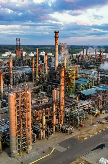 Si miramos a nuestro alrededor, veremos que casi todo lo que nos rodea tiene compuestos de la cadena petroquímica.