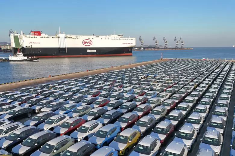 BYD es líder en China y con su propia flota de buques está llegando con sus autos a distintos puertos del mundo.