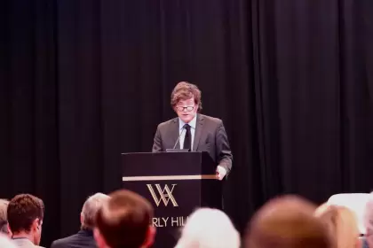 Javier Milei habló ante empresarios en Los Ángeles y lanzó duras críticas al Congreso.