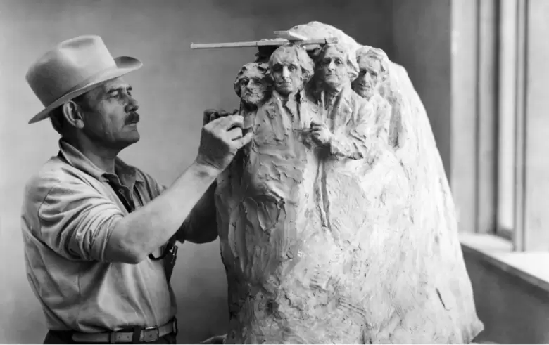 Francamente, Borglum tenía poco tiempo para cualquiera, blanco o negro, que no fuera congresista o millonario, o que se interpusiera en su camino