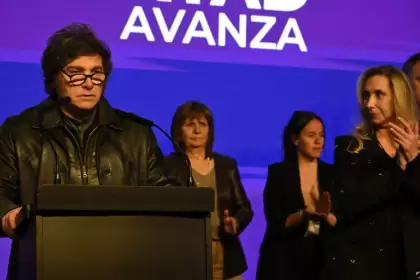 "Sigue sin escuchar, paralizado": la oposición rechaza las "mesas" de Milei y apuntan a su hermana Karina