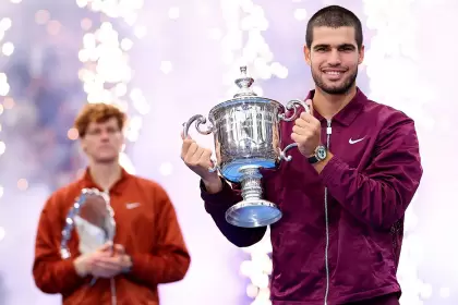 Alcaraz posa con el trofeo del US Open tras recuperar el número uno del mundo, arrebatándoselo a Sinner