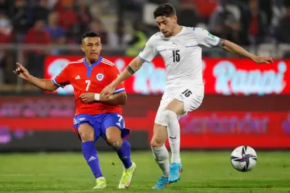 Alexis Sánchez y Federico Valverde disputando la pelota en el último enfrentamiento entre Chile y Uruguay