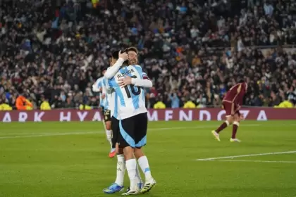 Messi abrazando a Thiago Almada, el encargado de custodiar su camiseta en el cierre de las Eliminatorias ante Ecuador