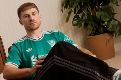 Alexis Mac Allister con la nueva camiseta del Liverpool