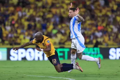 El momento de la falta: Enner Valencia cae tras el contacto con Nicolás Otamendi y recibe la tarjeta roja
