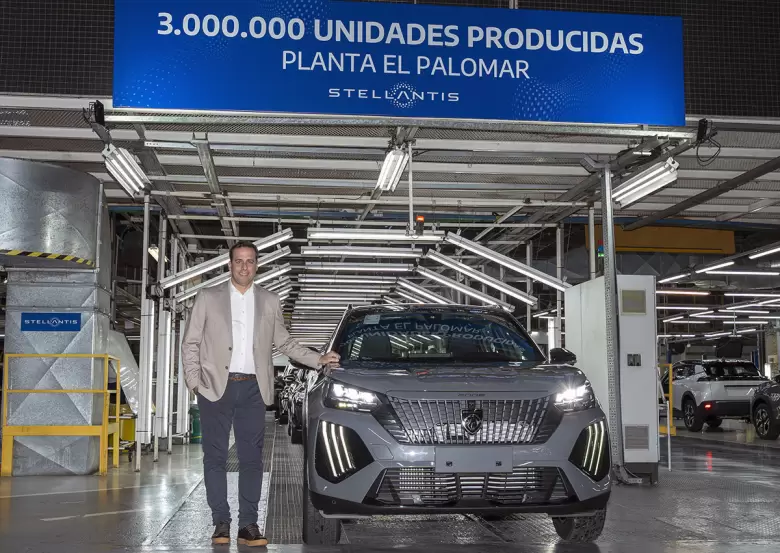 Martín Zuppi, Presidente de Stellantis Argentina, junto al Peugeot 2008 que es insignia de El Palomar.
