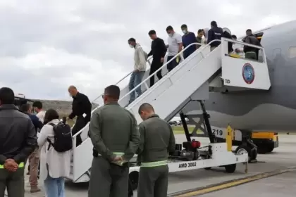 De madrugada y sin aviso: as fue la llegada de los argentinos expulsados por Trump