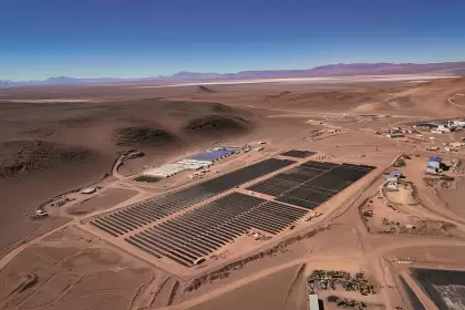 El proyecto incorporó 10.908 paneles solares bifaciales que generan 6 MWp, y un banco de baterías con 12 MWh de capacidad de almacenamiento