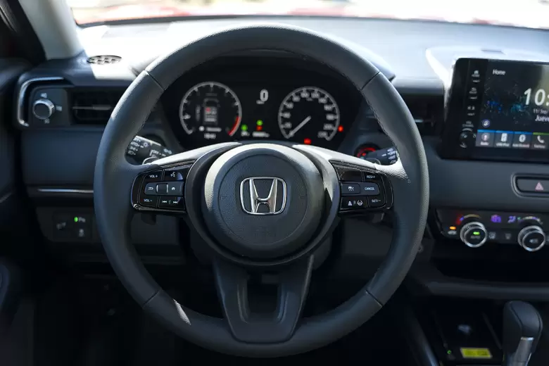 En el interior hay cambios en la ergonomía y en algunos puntos de equipamiento, según la versión.