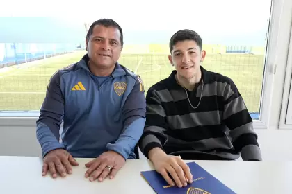 Brey posó junto a Marcelo Delgado en la foto oficial de la extensión del contrato.