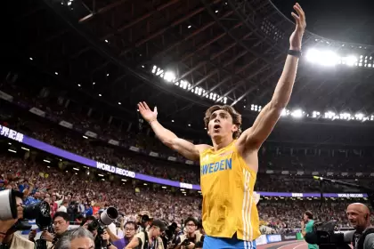 El momento de gloria y celebración de Duplantis luego de batir su récord