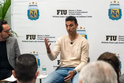 Scaloni inspiró a los estudiantes con una charla sobre liderazgo y trabajo en equipo.