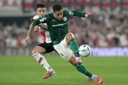 Vitor Roque, una de las figuras del partido de ida, en plena marca de Kevin Castaño