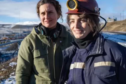 Agustina Macri dirige Miss Carbón, basada en la historia real de Carlita Rodríguez, la primera mujer trans minera. Estreno, polémica y resiliencia.