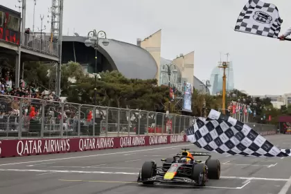 Max Verstappen y la bandera de cuadros en el GP de Azerbaiyán; el neerlandés logró un histórico "Grand Chelem".