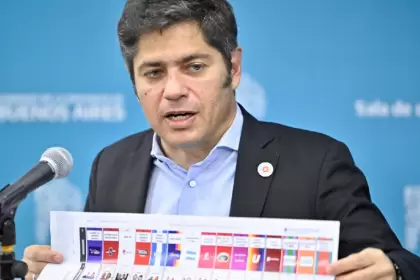 Kicillof hizo un instructivo de cómo votar y criticó a Milei por la boleta única