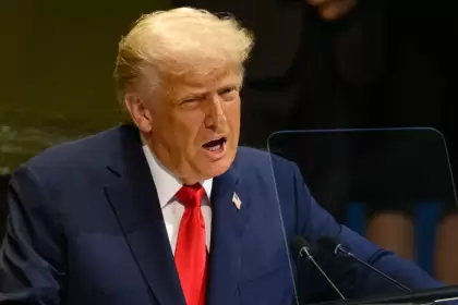 Trump arremete contra inmigración, energías verdes y... molinos de viento