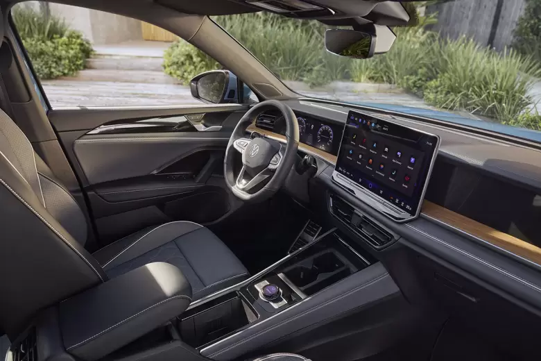 Interior con presencia de madera de nogal para la versión R-Line.