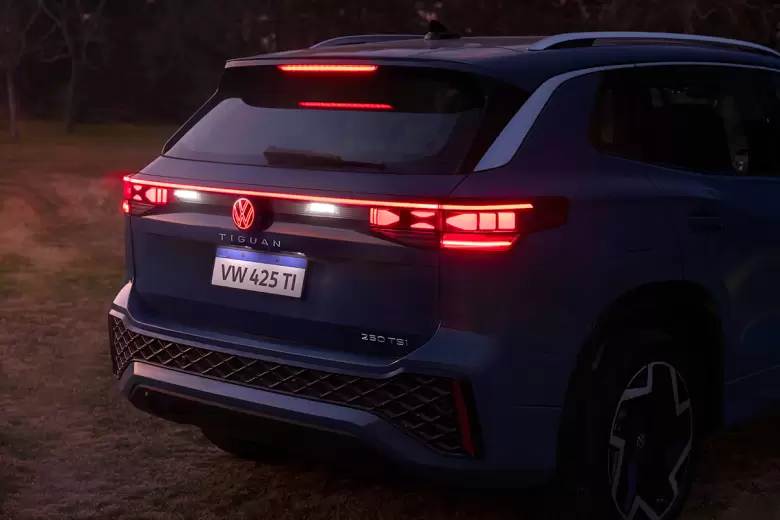 Barra de LED y logo iluminado en la parte posterior de este SUV.