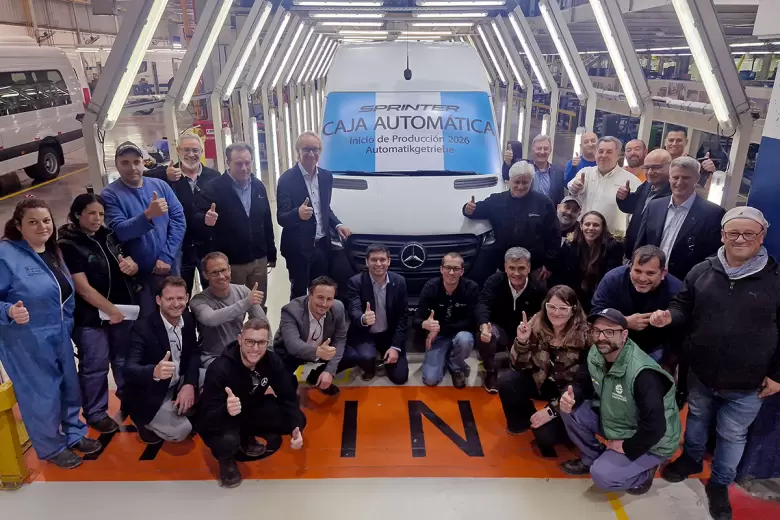 Miembros del equipo de Prestige Auto junto a directivos e ingenieros de Mercedes-Benz AG.