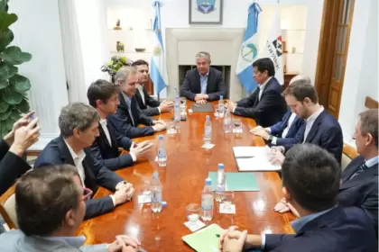 El gobernador Rolando Figueroa participó de la firma del acta acuerdo para la cesión de ambas concesiones a la operadora de origen colombiano.