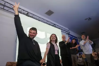 El acto cerró con el canto unánime: "Patria sí, colonia no. ¡Viva la Patria!"