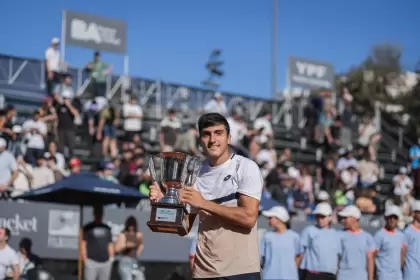 Román Burruchaga, con el trofeo del Challenger de Buenos Aires.