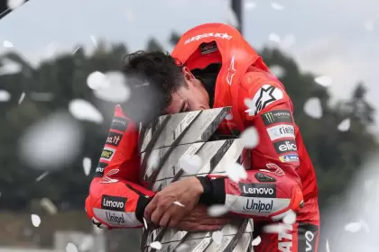 Marc Márquez abrazando su séptimo título de MotoGP