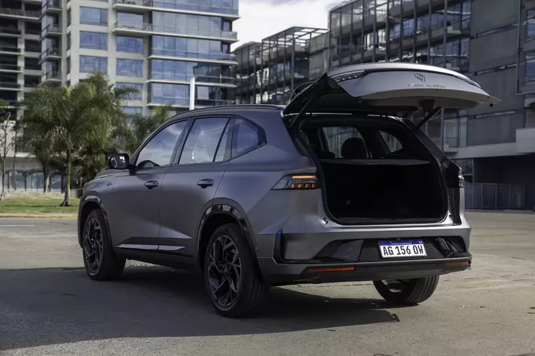 Es un SUV del segmento D con capacidad para cinco ocupantes.