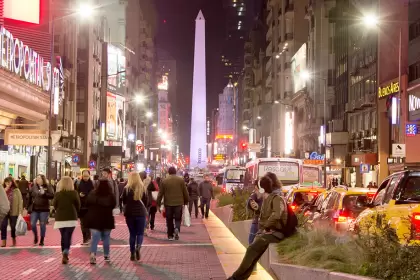 La calle Corrientes sigue ofreciendo una de las salidas obligadas de la ciudad de Buenos Aires.
