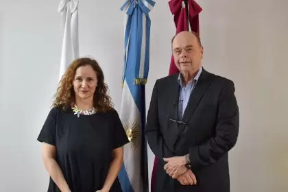La rectora de la universidad Florencia Ripani y Jari Lavonen, referente mundial en formación docente