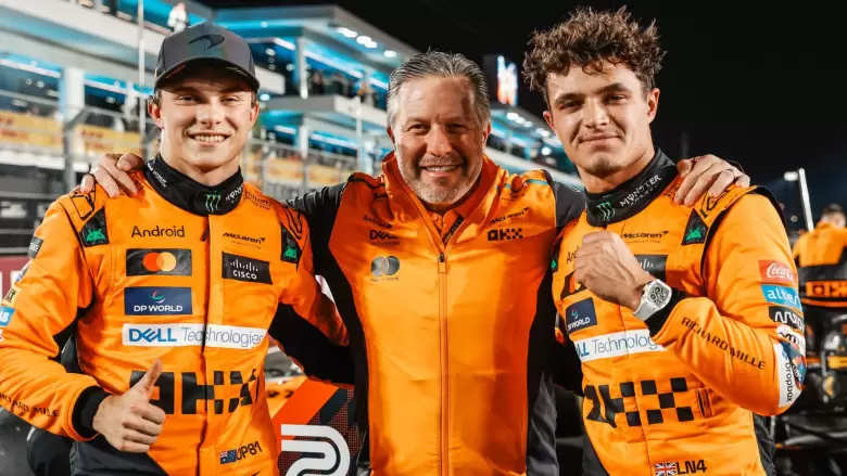 Oscar Piastri, Zak Brown y Lando Norris
