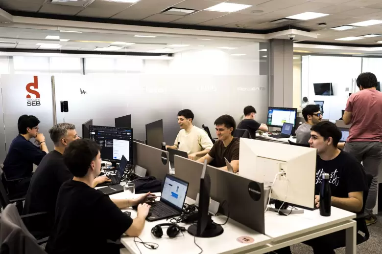 El coworking 5 estrellas con siestario, pádel y streaming: así es Workplace by IRSA