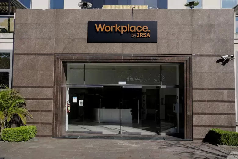 El coworking 5 estrellas con siestario, pádel y streaming: así es Workplace by IRSA