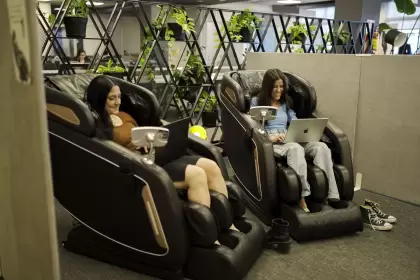 El coworking 5 estrellas con siestario, pádel y streaming: así es Workplace by IRSA