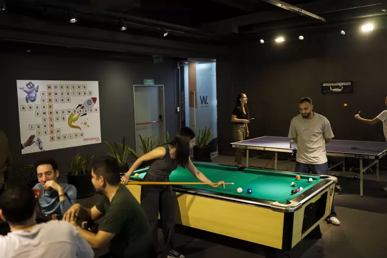 El coworking 5 estrellas con siestario, pádel y streaming: así es Workplace by IRSA