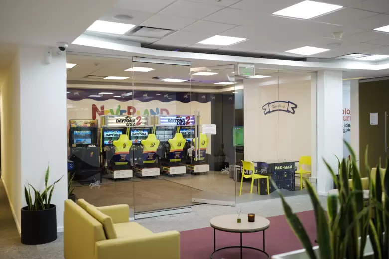 El coworking 5 estrellas con siestario, pádel y streaming: así es Workplace by IRSA