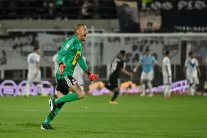Ignacio Arce, arquero y figura de Deportivo Riestra, festejando en el arco uno de los goles del equipo en el Clausura