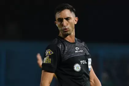 El árbitro Nazareno Arasa fue uno de los protagonistas de la fecha