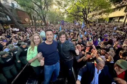 Javier y Karina Milei junto a Luis Petri