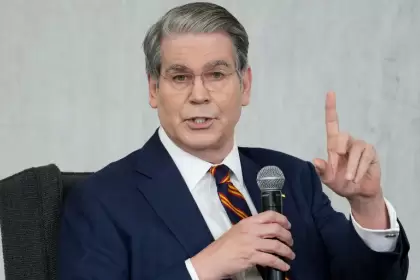 Bessent: "Milei se comprometió a echar a China de Argentina"