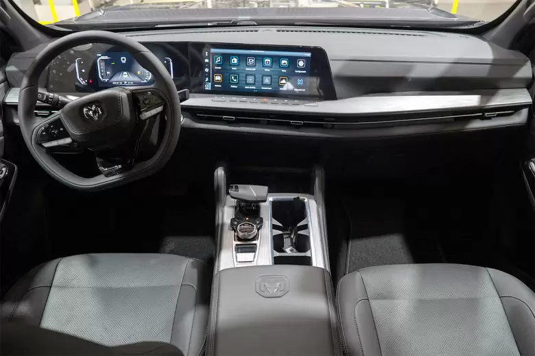 Así es el interior de la RAM Dakota, "hermana" de la Fiat Titano.